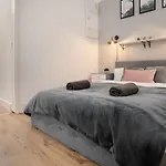 Fabulous Riverside Apartment In Putney