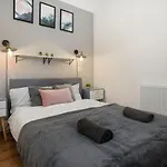 Fabulous Riverside Apartment In Putney
