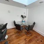 3 Bed/3.5 Bath Gated Mews House W/ Private Garden