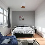Large Modern House With Garden Sleeps 11 Guests