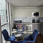 2 Bed Luxurious Apartments Canary Wharf