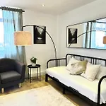 Bright & Spacious 1 Bed Steps From Hyde Park
