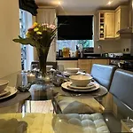 Cozy 2 Bed Flat ! Amazing Bath!