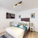 Beautiful Studio Apartment In North Madia Vale