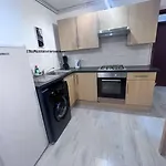 Flat 7 Near Westfield Centre, 1 Bedroom, 1 Bathroom Flat