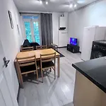 Flat 7 Near Westfield Centre, 1 Bedroom, 1 Bathroom Flat