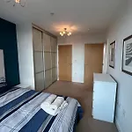 Cityscape Serenity: 10Th Floor Oasis Near City Airport, Excel & 02