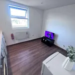Flat 10 Near Westfield Centre, 1 Bedroom, 1 Bathroom Flat