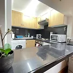 Cosy Room With Smart Tv In Stratford