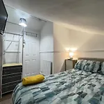 Cosy Room With Smart Tv In Stratford