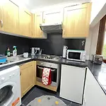 Cosy Room With Smart Tv In Stratford
