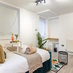 Funky Trendy 3 Bed 3 Bath With Patio In Dalston