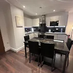 Spacious Sleep 7 Flat 20 Mins Central London Bp65