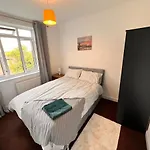 Neasden, Dollis Hill London Apartment Near Neasden Temple