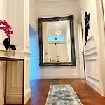 Luxurious 2-Bedroom, 2-Bathroom Paddington Retreat With En-Suite Tv Bed