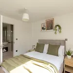 Modern Luxe Apt Just 10 Mins From Tower Bridge! Easy Access To Tube And Bus