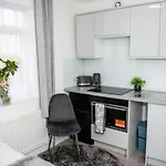 Small But Cozy Studio, Great Tube Connection