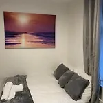 Small But Cozy Studio, Great Tube Connection