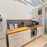 Beautiful Hyde Park Flat By Lancaster Gate Station With Private Back Patio