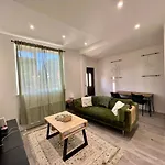 Lovely 1-Bedroom Flat With Patio