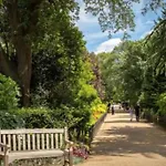 2 Bedroom Flat In Kensington.