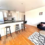 Bright & Modern 2-Bed Apartment In Vibrant East London