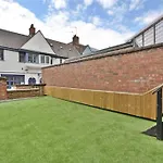 Luxury 3 Bed Apartment - Huge Outdoor Terrace & Amazing Transport Links