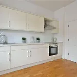 Luxury 3 Bed Apartment - Huge Outdoor Terrace & Amazing Transport Links