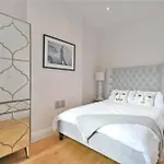 Luxury 3 Bed Apartment - Huge Outdoor Terrace & Amazing Transport Links