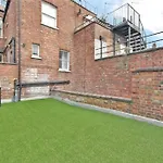 Luxury 3 Bed Apartment - Huge Outdoor Terrace & Amazing Transport Links