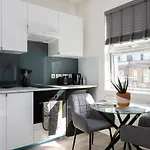 Studio Apt, 8 Min Walk From Tube 3
