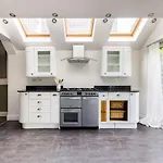 The North Kensington Cottage By Hok Living