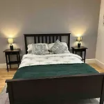One Bed Near The River Thames.