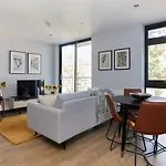 The Whitechapel Place - Stunning 2Bdr Flat With Balcony