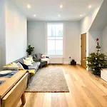 2Bdr Modern Apartment In Hammersmith West London