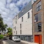 Arte Stays - 3-Bed 3-Bath Nordic Style Minimalistic Flat, Hackney Downs Station 2 Min Walk, Great Location, Parking, Weekly Or Monthly Stays, Serviced Accommodation - 6 People