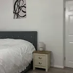 Chic City Retreat Immaculate 2 Bed Oasis In London