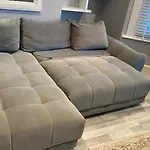 Snug Kingsize Bedroom Flat In London
