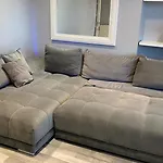 Snug Kingsize Bedroom Flat In London