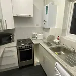 Snug Kingsize Bedroom Flat In London