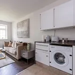 2 Bedroom Modern Urban Sanctuary 1Cc - Cherrydeal