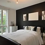 Deluxe Spacious Room Near London Bridge!
