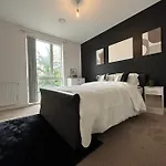 Deluxe Spacious Room Near London Bridge!