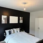 Deluxe Spacious Room Near London Bridge!