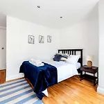 Comfy 2 Bed Apt With Private Garden,Battersea Central Ldn