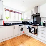 Comfy 2 Bed Apt With Private Garden,Battersea Central Ldn
