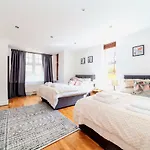 Comfy 2 Bed Apt With Private Garden,Battersea Central Ldn