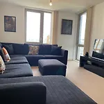 Spacious Flat In Manor House, London