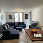 Spacious Flat In Manor House, London