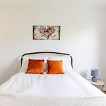 Large, Bright And Spacious 3 Bed Flat In London